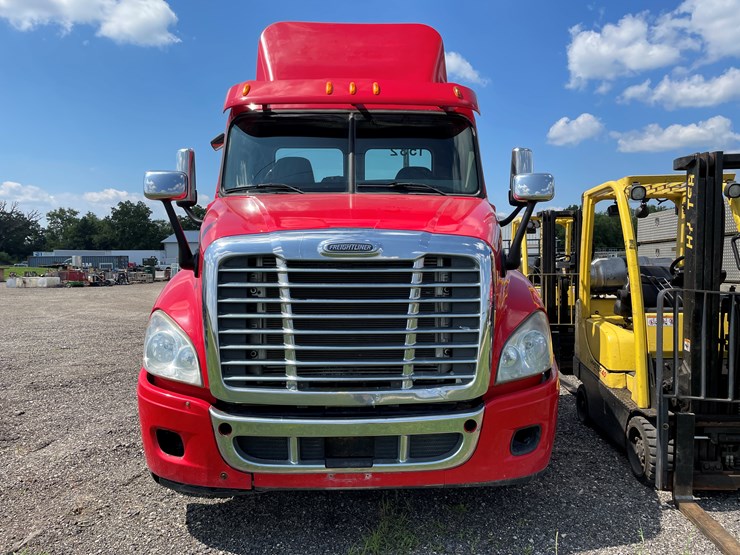 #6246-•-2011-freightliner-cascadia-semi-tractor-(has-wi-title)-image-2