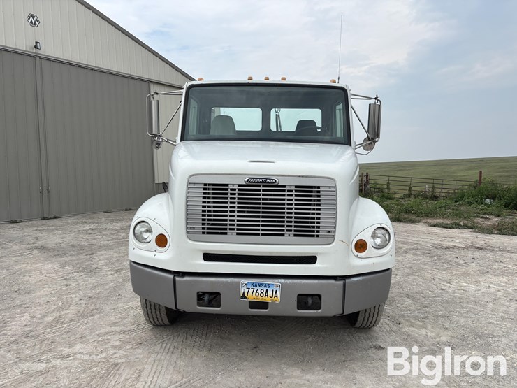 2000-freightliner-fl112-image-2
