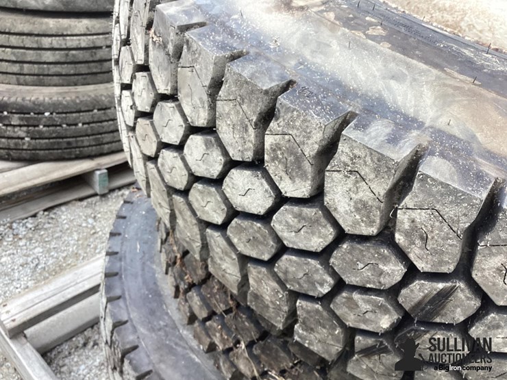 11r22.5-tires-&-rims-image-11