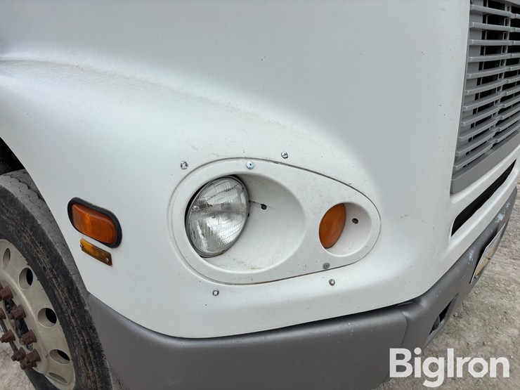 2000-freightliner-fl112-image-10
