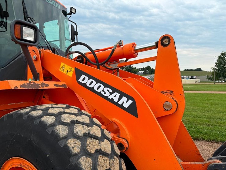 2017-doosan-dl220-5-image-33