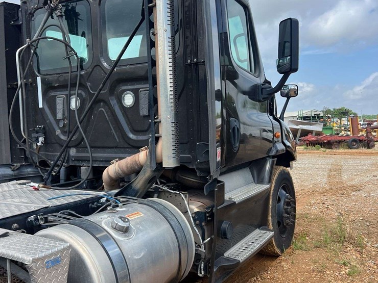 2017-freightliner-s/a-daycab-truck-*inop-image-14