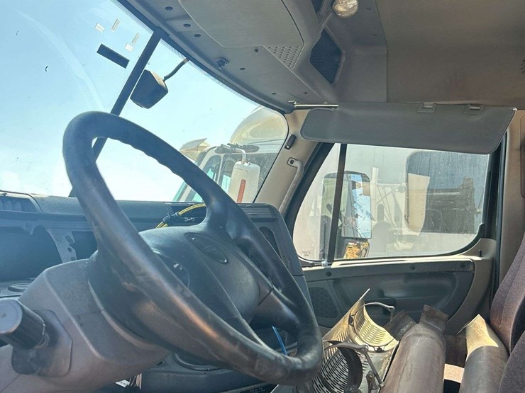 2017-freightliner-daycab-truck-front-cut-off-*inop-image-19
