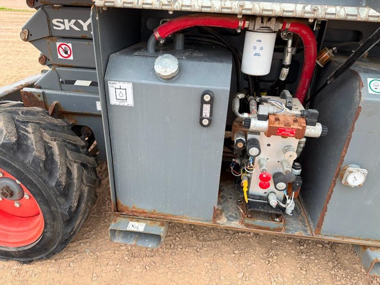 2020-skyjack-sj6826rt-image-23