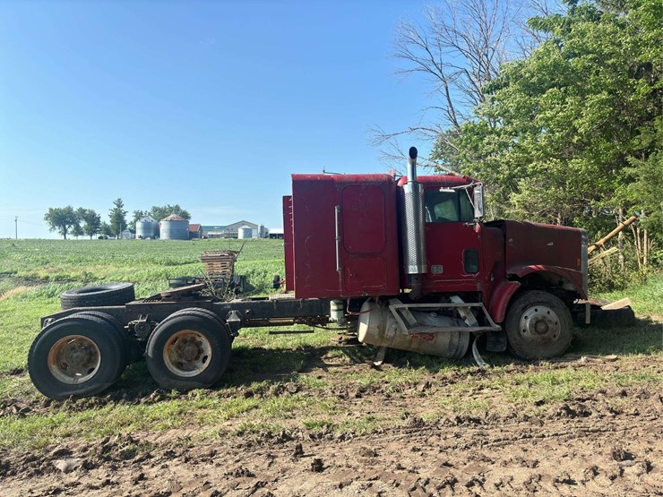 freightliner-semi-with-cummins-engine-image-7