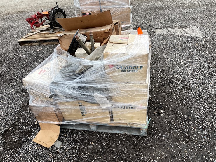 #6404-•-pallet-of-truck-parts-image-4