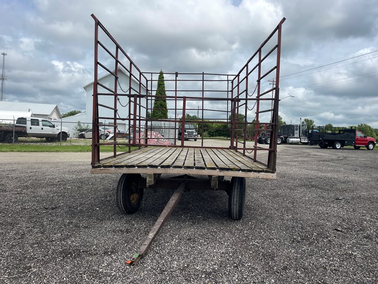 #6299-•-bale-cage-on-1065-deere-running-gear-image-2