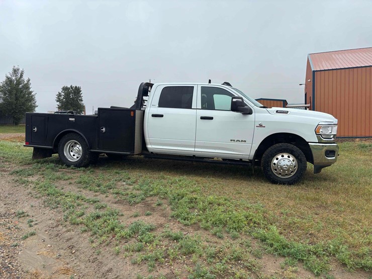 2023-ram-3500-pickup-image-5