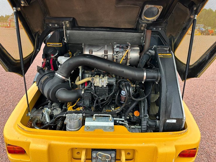 2017-deere-304l-image-43