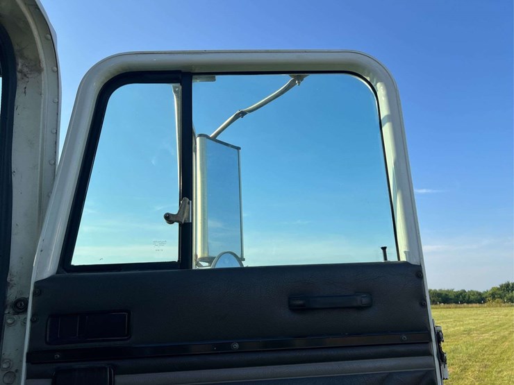international-semi-with-flatbed-image-113