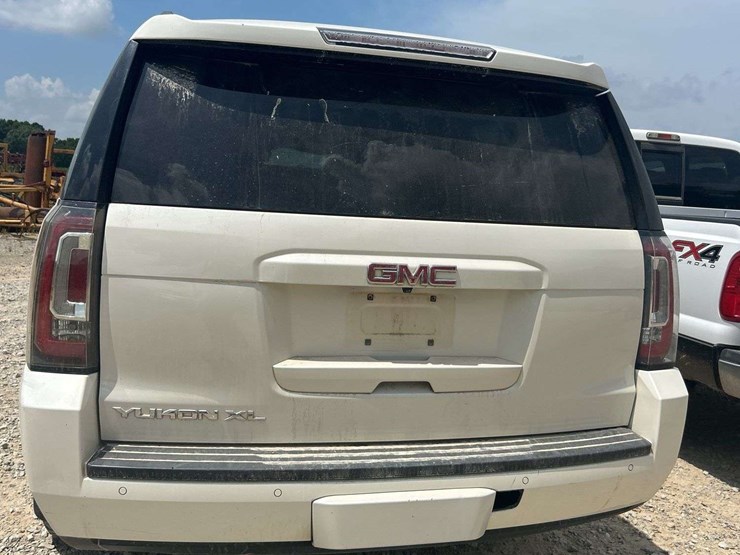 2015-gmc-yukon-xl-image-3