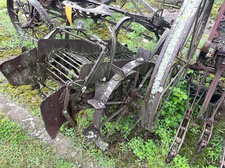 #7495-•-antique-horse-drawn-potato-digger-image-4