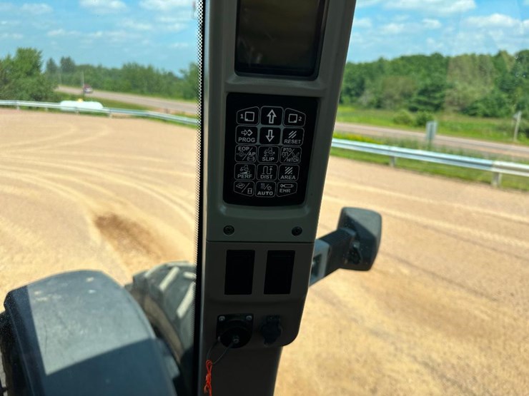 2015-case-ih-magnum-315-image-68