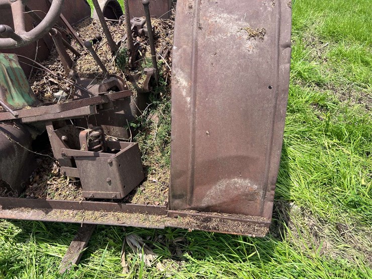 john-deere-unstyled-model-d-image-25