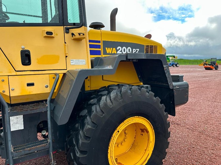 2013-komatsu-wa200pz-6-image-17