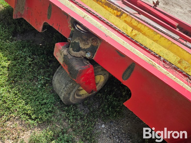 farmhand-1001-small-square-bale-accumulator-image-17