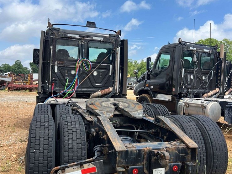 2018-freightliner-t/a-daycab-truck-*inop-image-3