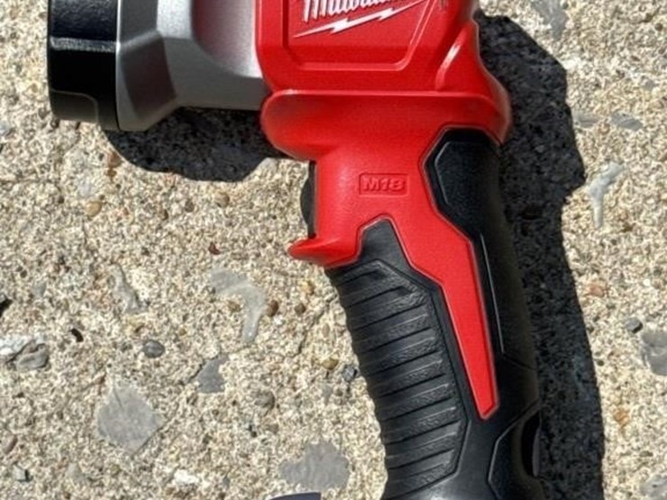 milwaukee-led-work-light-image-2