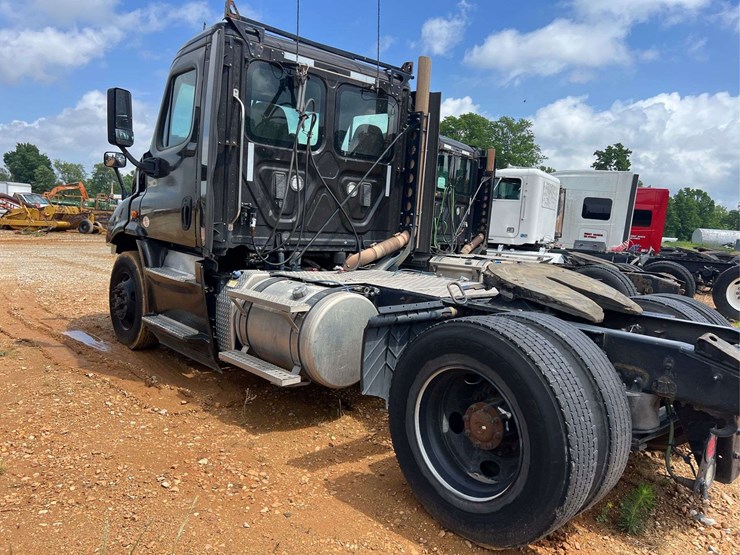 2017-freightliner-s/a-daycab-truck-*inop-image-2