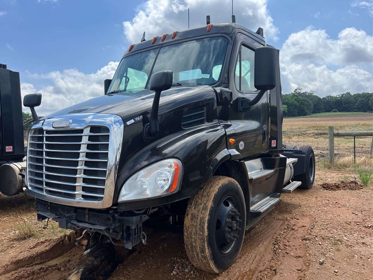 2017-freightliner-s/a-daycab-truck-*inop-image-1