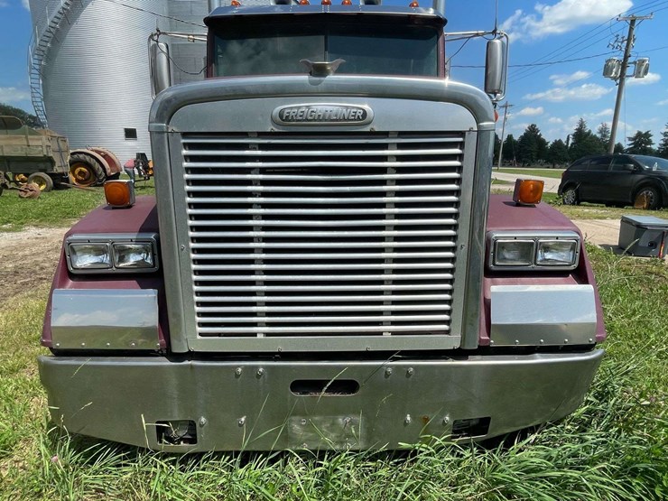 freightliner-semi-image-9