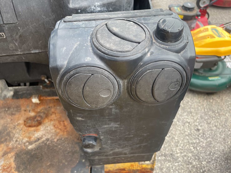 #1366-•-yale-5000-lb.-capacity,-pneumatic-forklift-(o3)-image-14