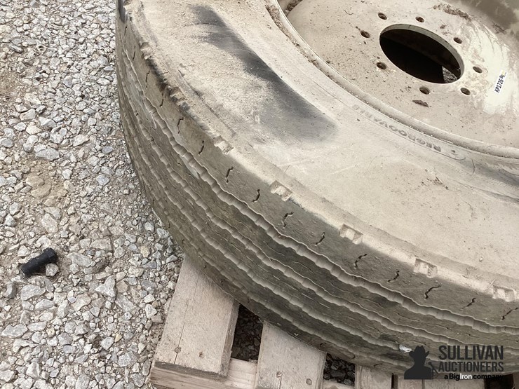 305/70r22.5-tire-&-rim-image-15