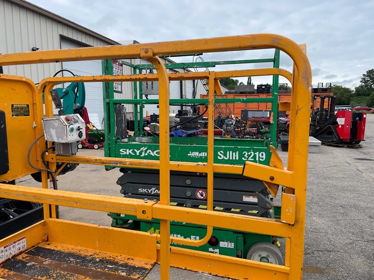 #1369-•-10'-scissor-lift-(o2)-image-32