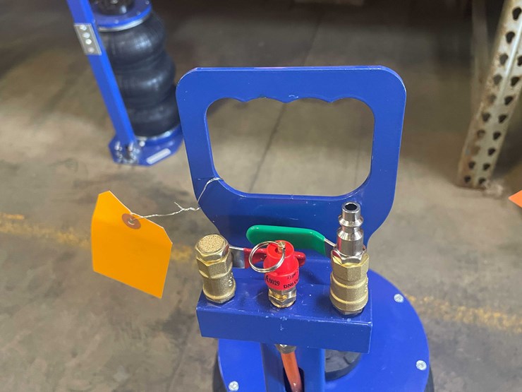 #2081-•-pneumatic-11,000-lb-lift-capacity-air-jack-(pr6)-image-2