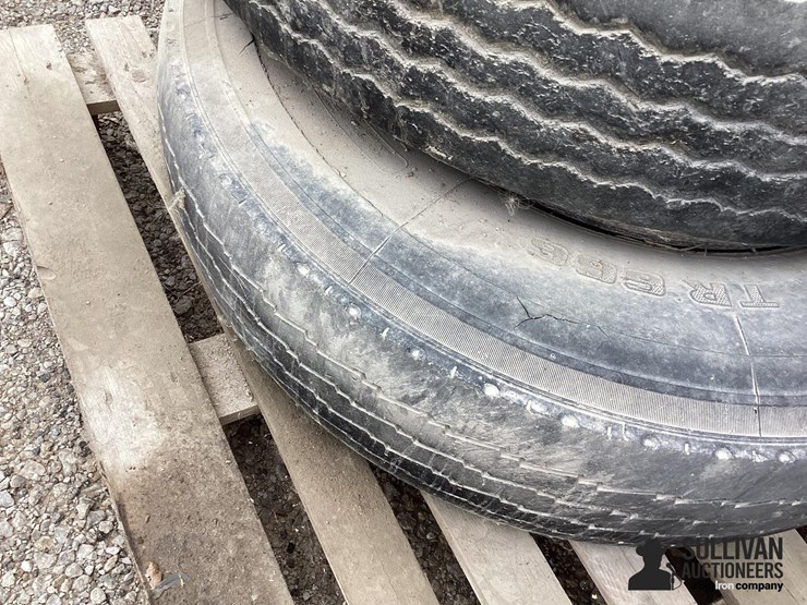 11r22.5-tires-&-rims-image-13