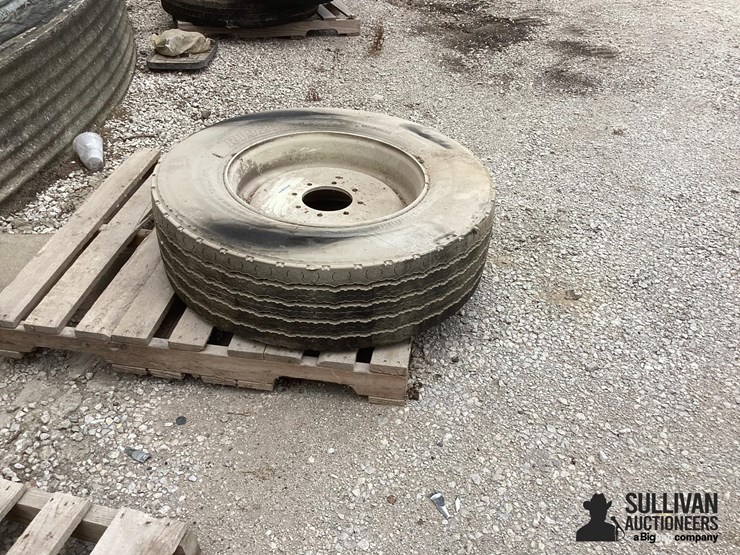 305/70r22.5-tire-&-rim-image-6