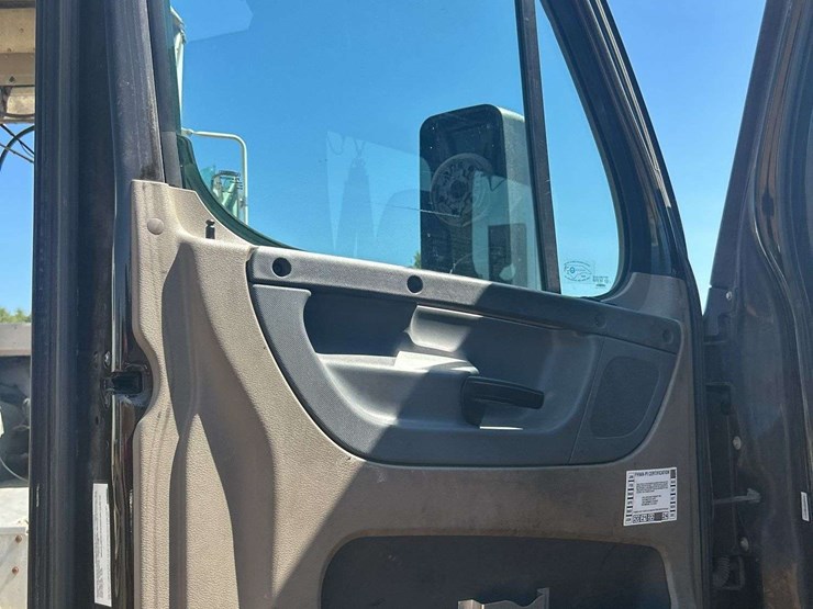 2017-freightliner-daycab-truck-front-cut-off-*inop-image-15