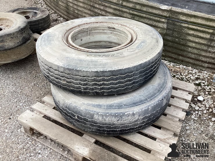 11r22.5-tires-&-rims-image-1