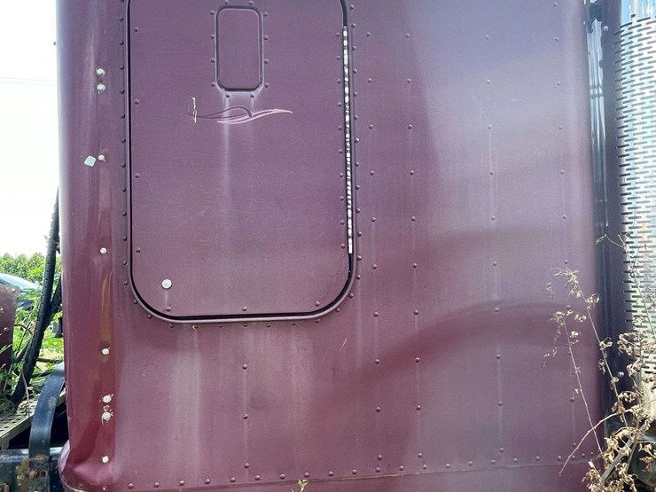 freightliner-semi-image-25