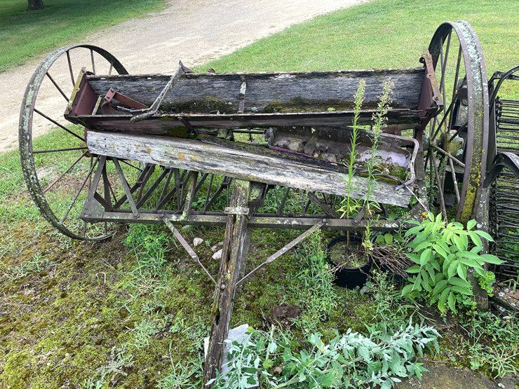#7494-•-antique-seeder-image-2