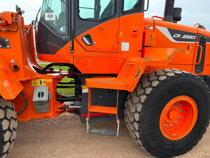 2017-doosan-dl220-5-image-15