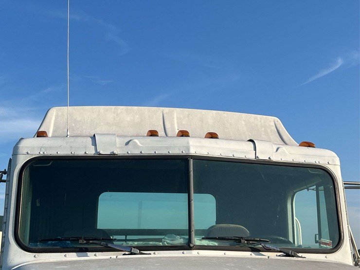 international-semi-with-flatbed-image-83