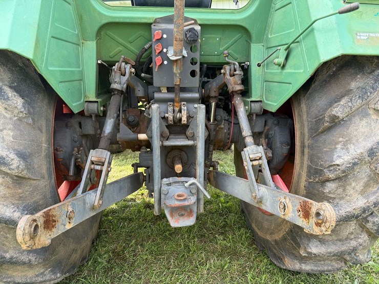 low-hour-fendt-306ls-with-loader-image-22