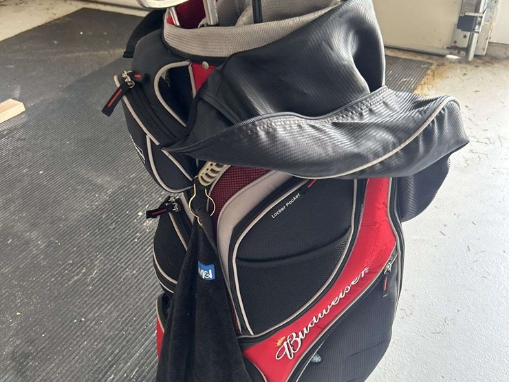 budweiser-golf-bag-&-spalding-clubs-image-2
