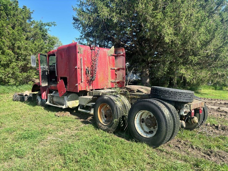 freightliner-semi-with-cummins-engine-image-3