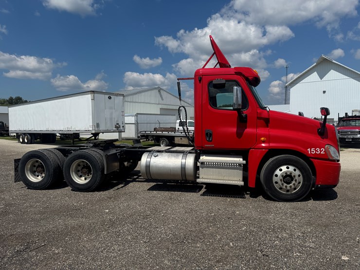 #6246-•-2011-freightliner-cascadia-semi-tractor-(has-wi-title)-image-56
