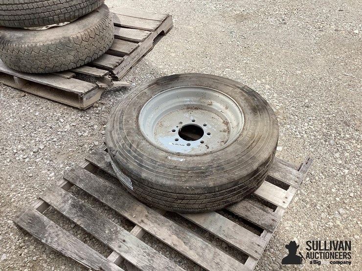 215/75r17.5-tire-&-rim-image-4