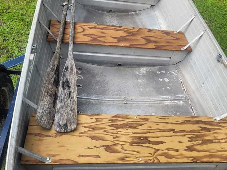 #1355-•-aluminum-boat-and-bayliner-trailer-(has-registration-card)-(located-in-dalton,-wi-)-image-4