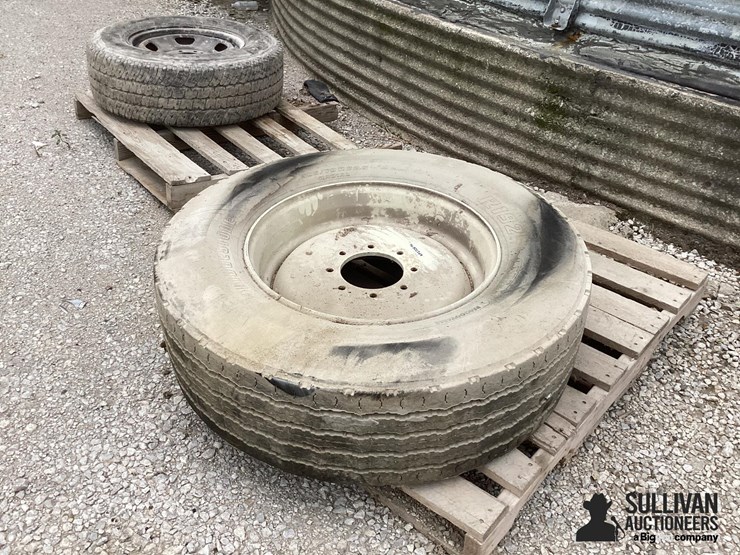 305/70r22.5-tire-&-rim-image-3