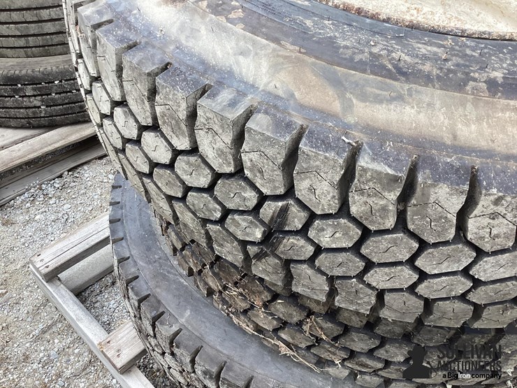 11r22.5-tires-&-rims-image-14