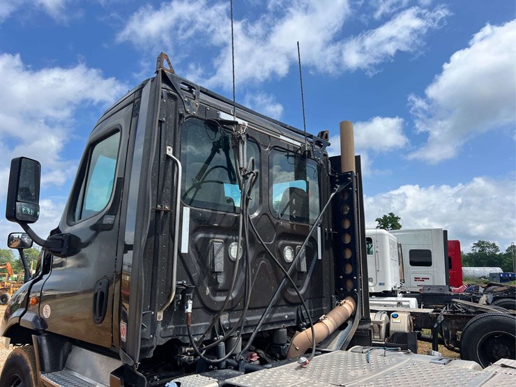 2017-freightliner-s/a-daycab-truck-*inop-image-11