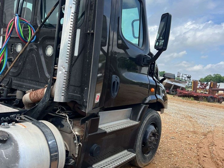 2018-freightliner-t/a-daycab-truck-*inop-image-18