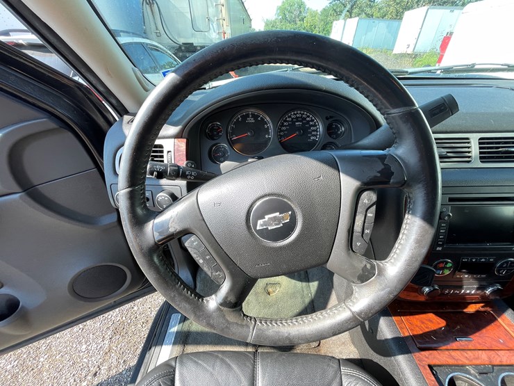 #6288-•-2008-chevy-suburban-(has-wi-title)-image-13