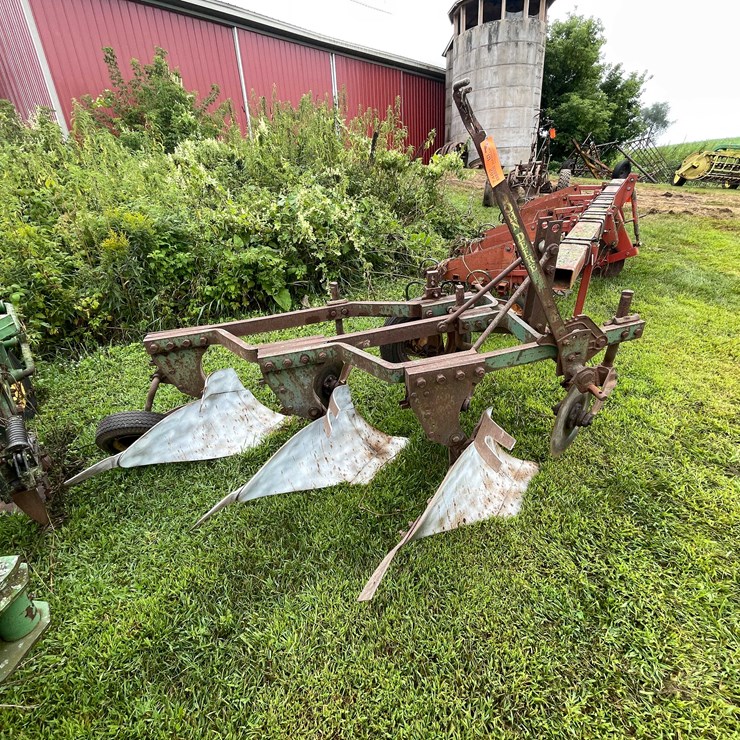 #7462 • John Deere Moldboard Plow