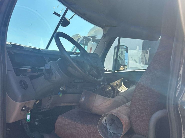 2017-freightliner-daycab-truck-front-cut-off-*inop-image-16